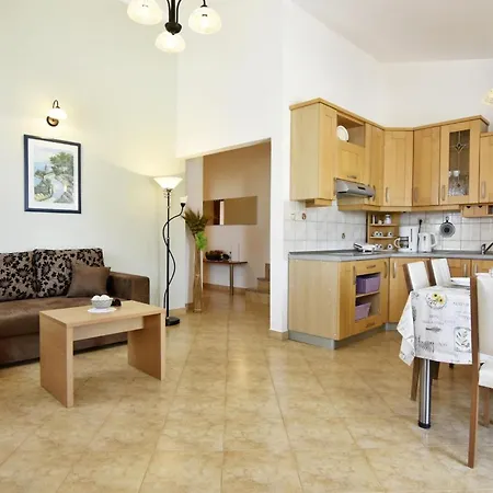 Apartment Bright Flat With Shared Pool In Tar *