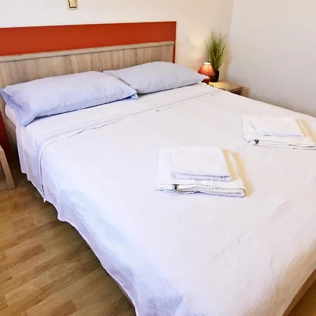 Apartment Bright Flat With Shared Pool In Tar *