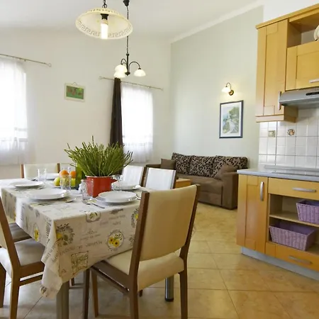 Apartmán Bright Flat With Shared Pool In Tar