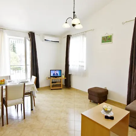Apartment Bright Flat With Shared Pool In Tar *
