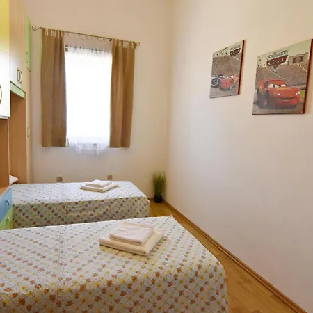 Bright Flat With Shared Pool In Tar