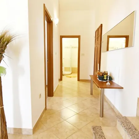 Bright Flat With Shared Pool In Tar *