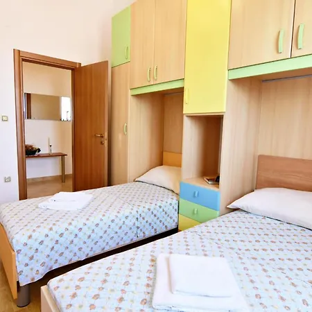 Apartment Bright Flat With Shared Pool In Tar Tar-Vabriga