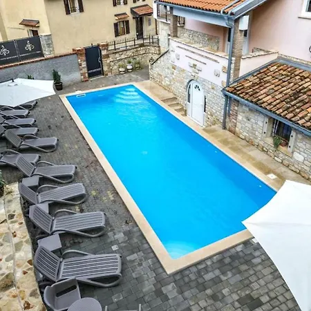 Apartment Bright Flat With Shared Pool In Tar
