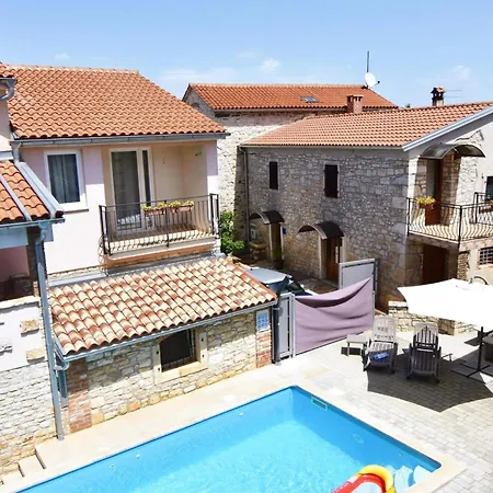 Apartment Bright Flat With Shared Pool In Tar *