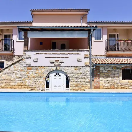 Bright Flat With Shared Pool In Tar