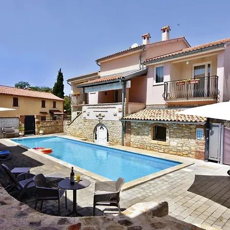 Bright Flat With Shared Pool In Tar
